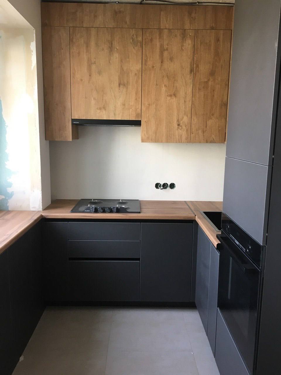 Кухня угловая лофт — Чёрный и дерево